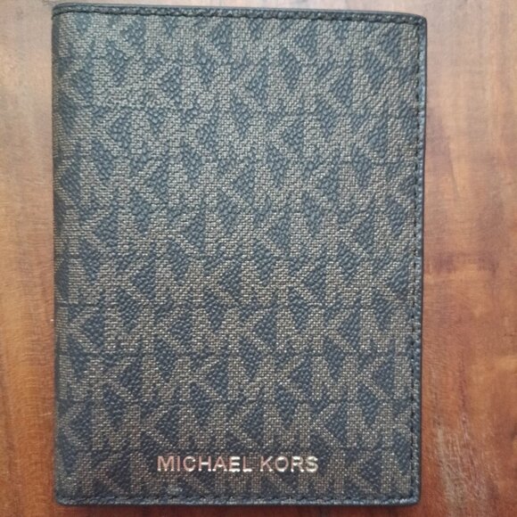 New Michael Kors Signature Logo Passport/Card Wallet - Picture 1 of 3